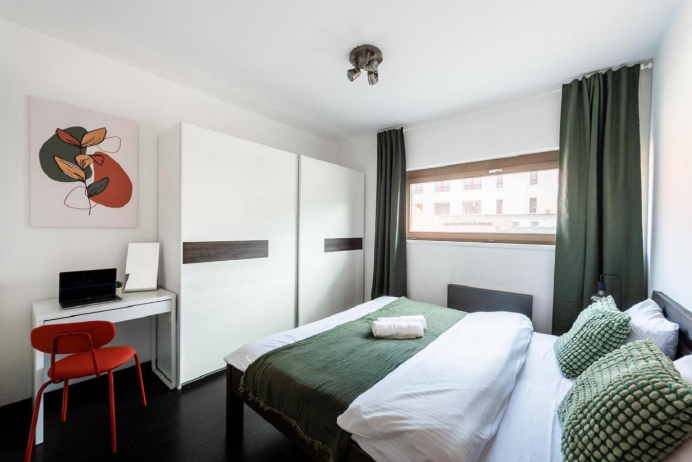 Apartments With Large Balcony, Parking プラハ エクステリア 写真